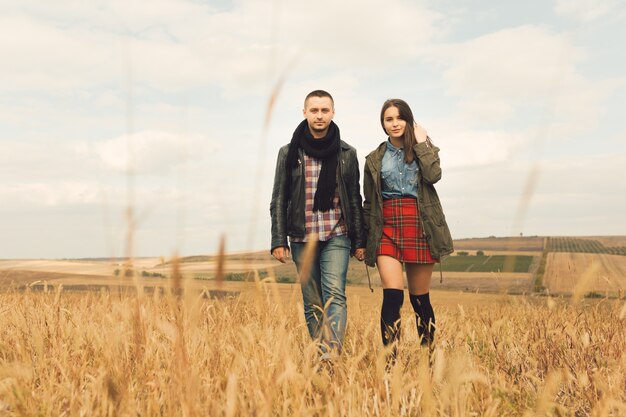 Jovem elegante casal moderno ao ar livre