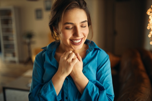 Jovem elegante com um sorriso fofo encantador