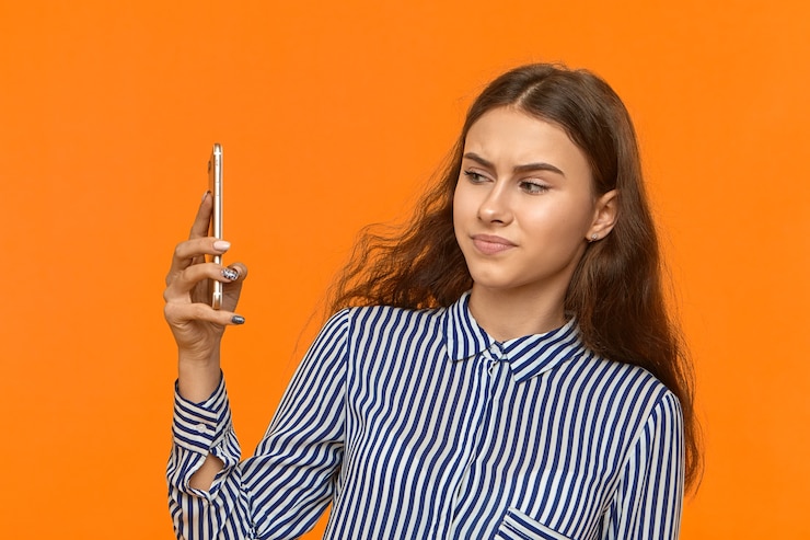 Foto grátis jovem elegante descontente com expressão facial insatisfeita