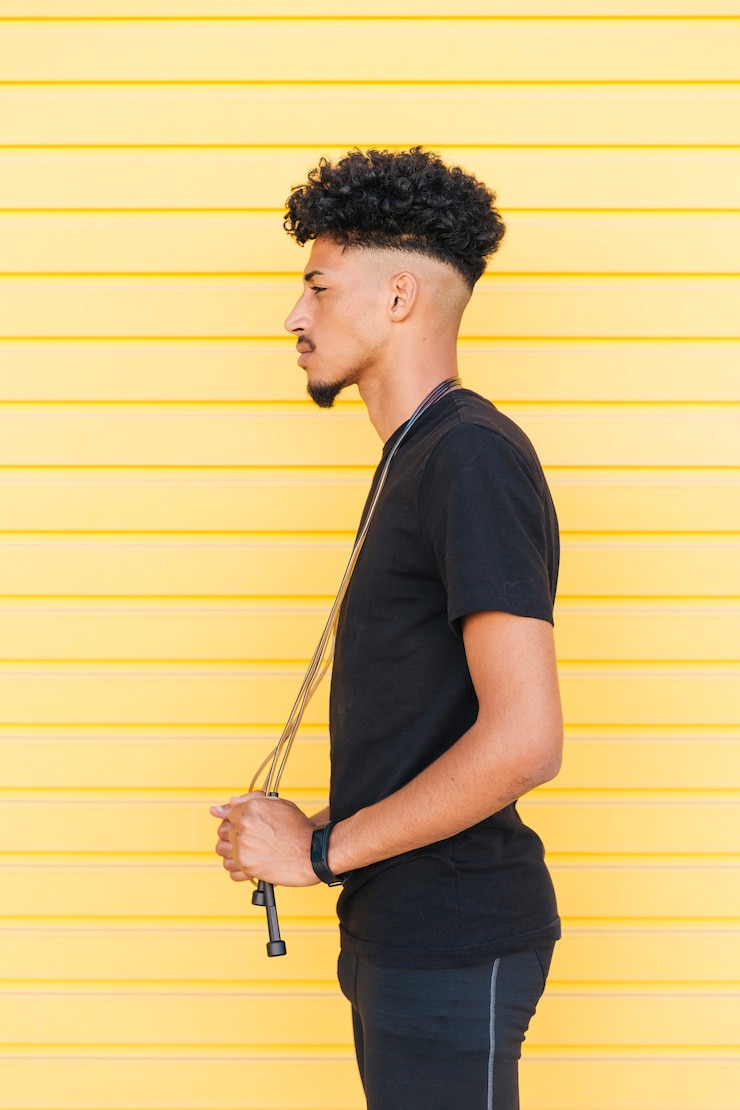 Foto grátis jovem elegante homem negro com pular corda