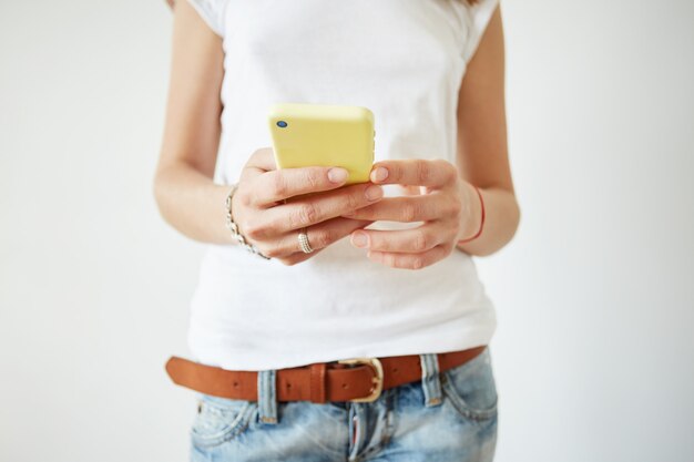 Jovem elegante segurando um smartphone