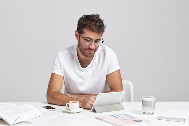 Jovem elegante sentado à mesa