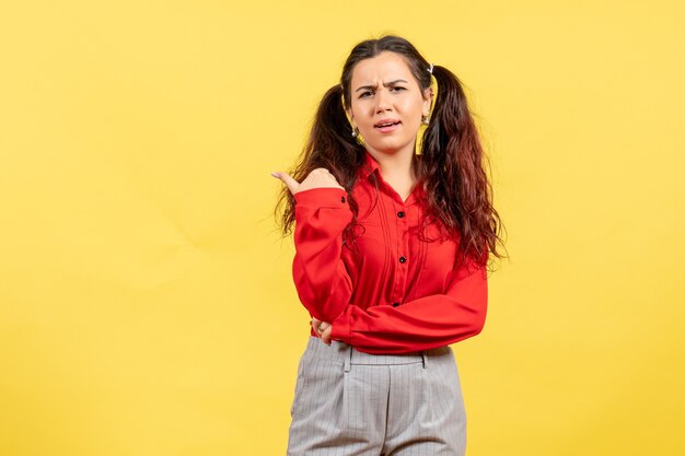 jovem em blusa vermelha em amarelo