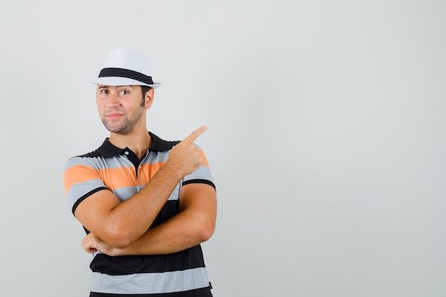 Jovem em camiseta listrada, chapéu apontando para longe e procurando o espaço do paciente para o texto