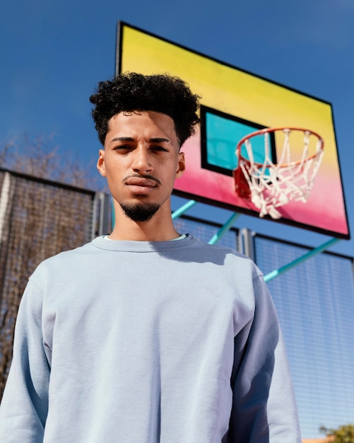 Foto grátis jovem em campo de basquete