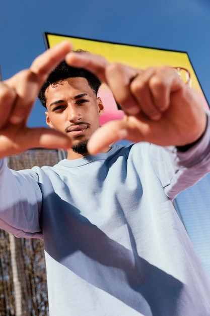 Foto grátis jovem em campo de basquete