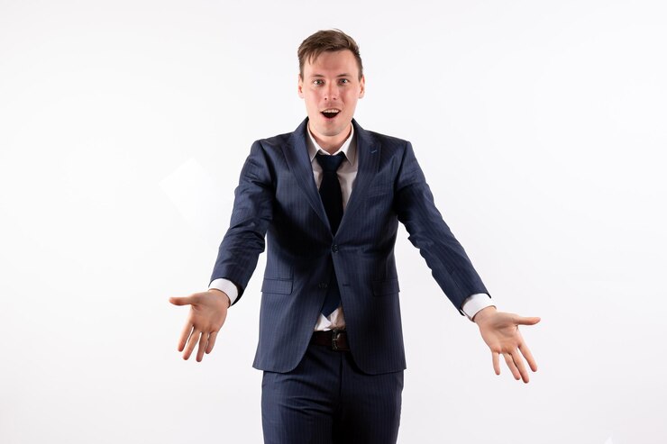 Foto grátis jovem em elegante terno clássico posando em fundo branco