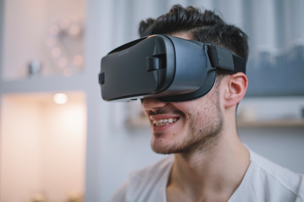 Foto grátis jovem em fone de ouvido vr