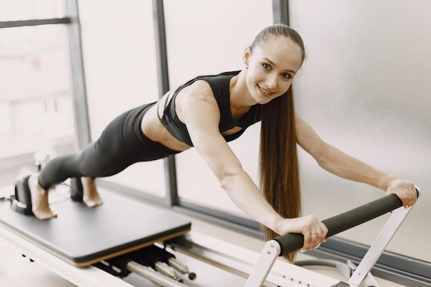 Foto grátis jovem em forma de mulher treinando na academia