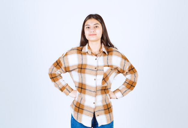 Foto grátis jovem em pé e posando na parede branca.