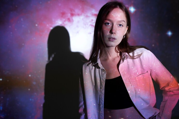 Foto grátis jovem em pé na projeção de textura do universo