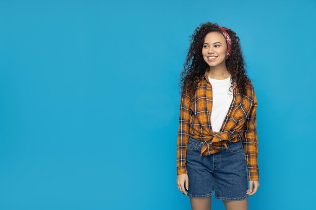 Jovem em roupas casuais sobre fundo azul