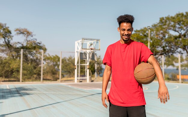 Jovem em um campo de basquete