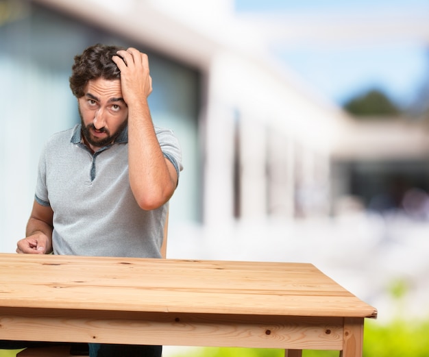 Jovem em uma mesa. expressão preocupada