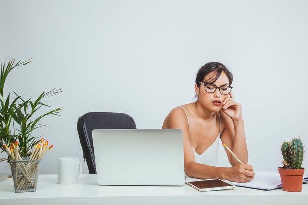 Jovem empresária em seu local de trabalho