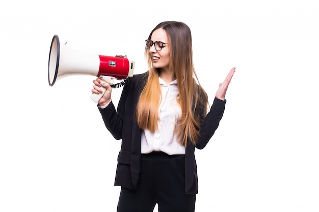 Jovem empresária gritando no alto-falante em um branco