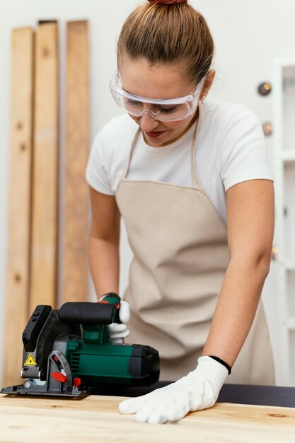 Jovem empresária trabalhando