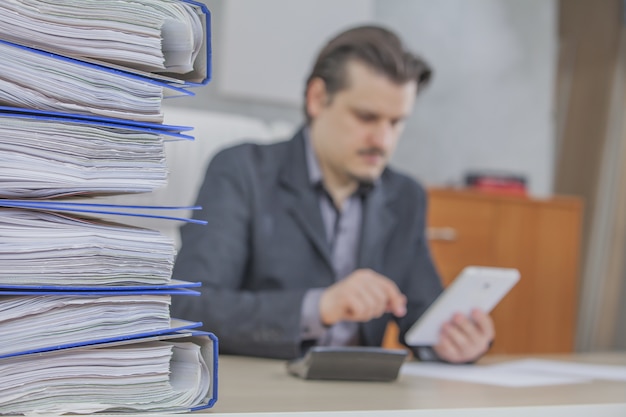 Jovem empresário a trabalhar no seu escritório.