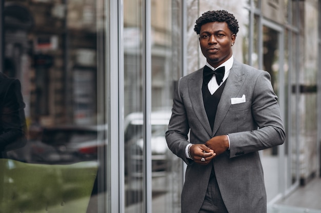 Jovem empresário Africano em elegante terno