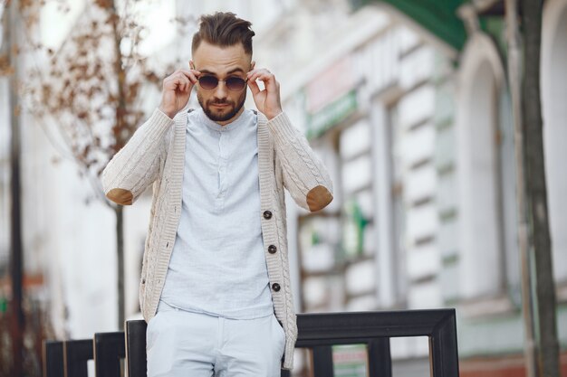 Jovem empresário andando na rua