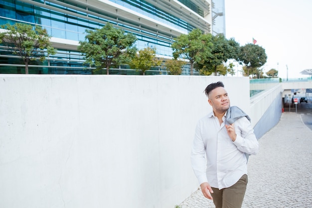 Jovem empresário caminhando após o trabalho