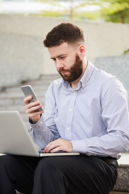 Jovem empresário com smartphone