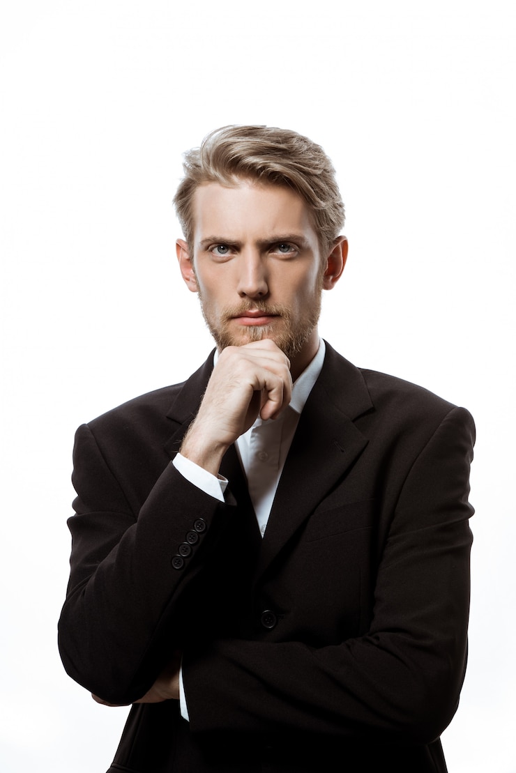 Foto grátis jovem empresário de sucesso, pensando com mão no queixo