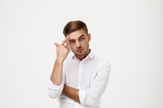 Jovem empresário de sucesso, pensando, posando.