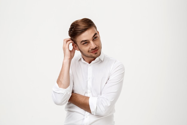 Jovem empresário de sucesso, pensando, posando.