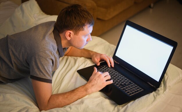 Jovem empresário, desfrutando de trabalho remoto