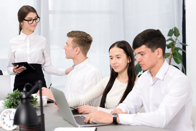 Jovem empresário e empresária trabalhando no escritório