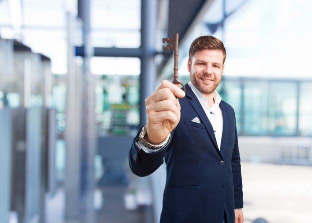 jovem empresário expressão feliz