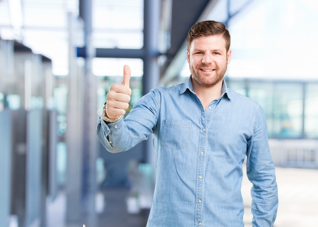 jovem empresário expressão feliz