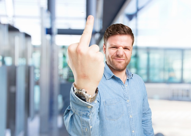 jovem empresário expressão feliz