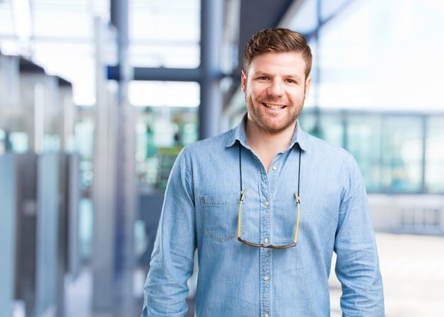 jovem empresário expressão feliz