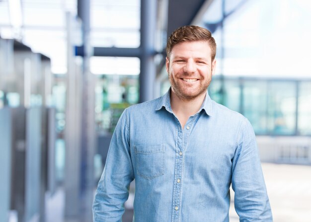 jovem empresário expressão feliz