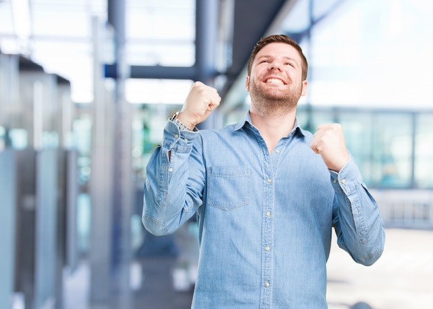 jovem empresário expressão feliz