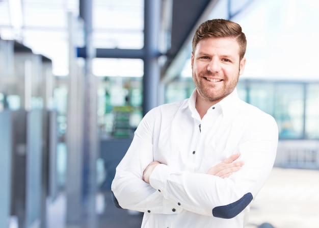 Jovem empresário expressão feliz