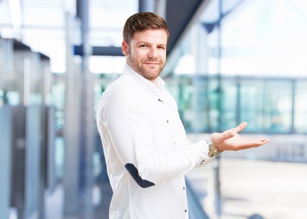 jovem empresário expressão feliz