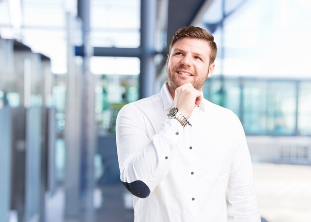 jovem empresário expressão feliz