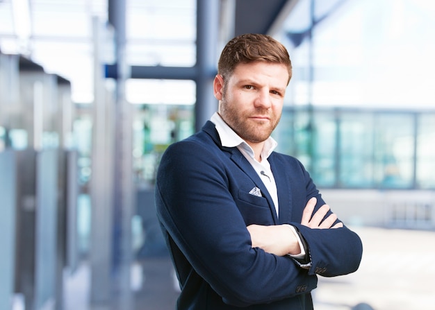 Jovem empresário expressão feliz