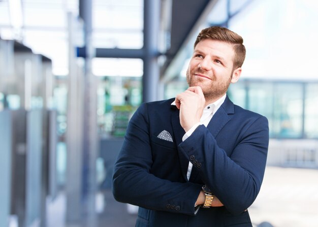 jovem empresário expressão feliz