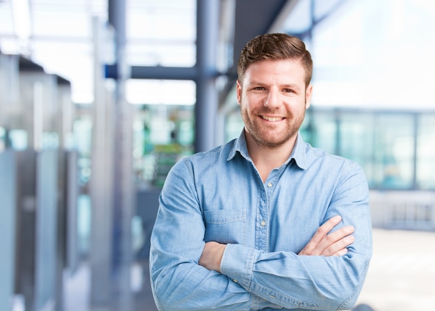 jovem empresário expressão feliz