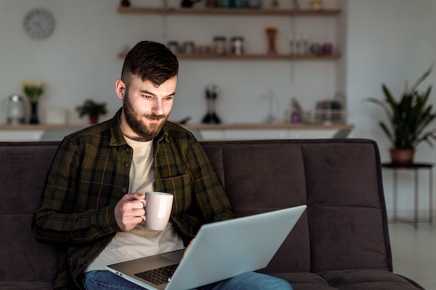 Foto grátis jovem empresário feliz em trabalhar em casa