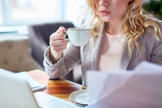 Jovem empresário na mesa de café