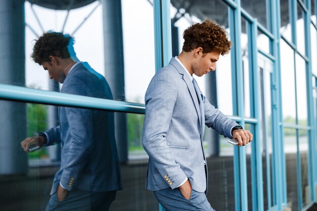 jovem empresário redhaired olhando no relógio