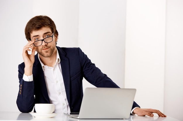 Jovem empresário sentado à mesa do escritório