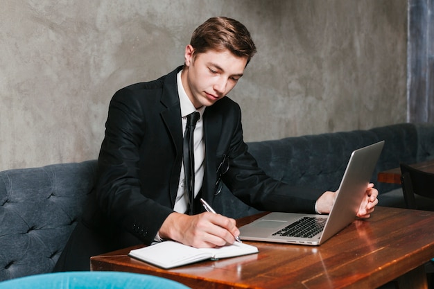 Jovem empresário trabalhando com laptop