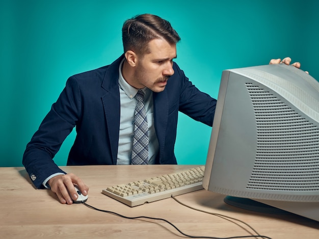 Foto grátis jovem empresário usando computador no escritório