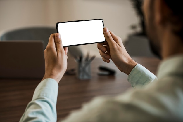 Jovem empresário usando um telefone celular